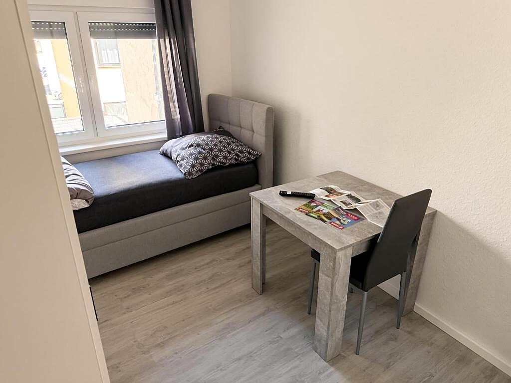 Zimmer mit Bett und Fenster zur ruhigen Löwengasse