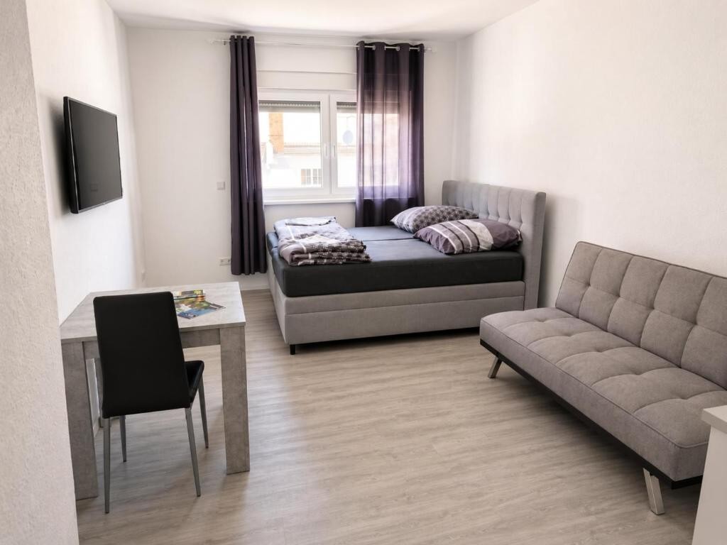 Zimmer mit zwei Einzelbetten und Kleiderschrank
