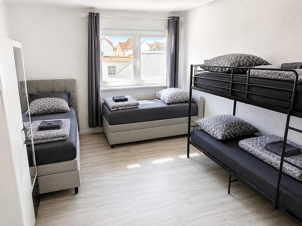 Familienzimmer mit Einzelbetten und Etagenbett