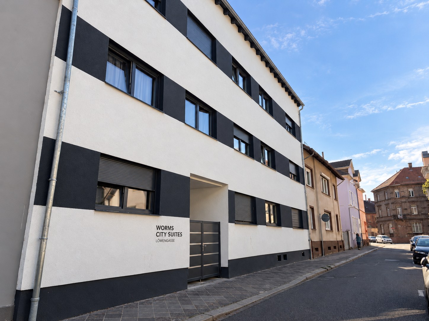 Fassade der Worms City Suites in der Löwengasse, weißes Haus mit schwarzen Fensterbändern